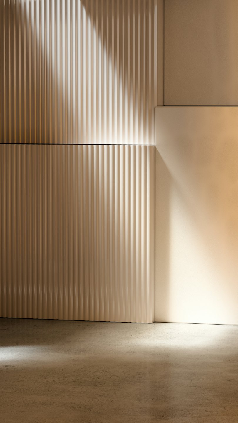 Moderne Wand mit geriffelten und glatten Texturen.